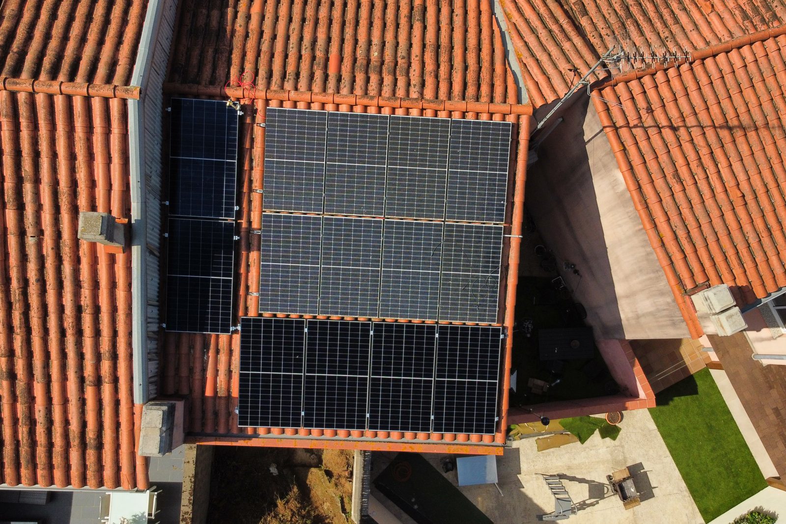 Vista aérea de una cubierta de teja en Arbúcies con tres grupos de placas solares