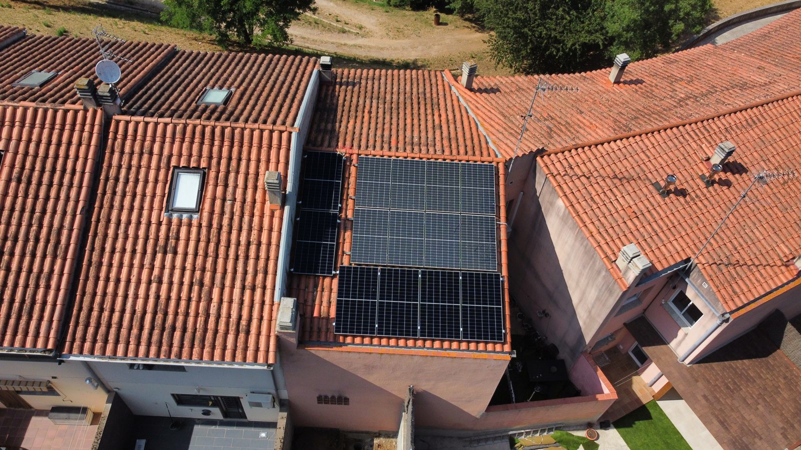 Placas solares en la cubierta de una vivienda de Arbúcies