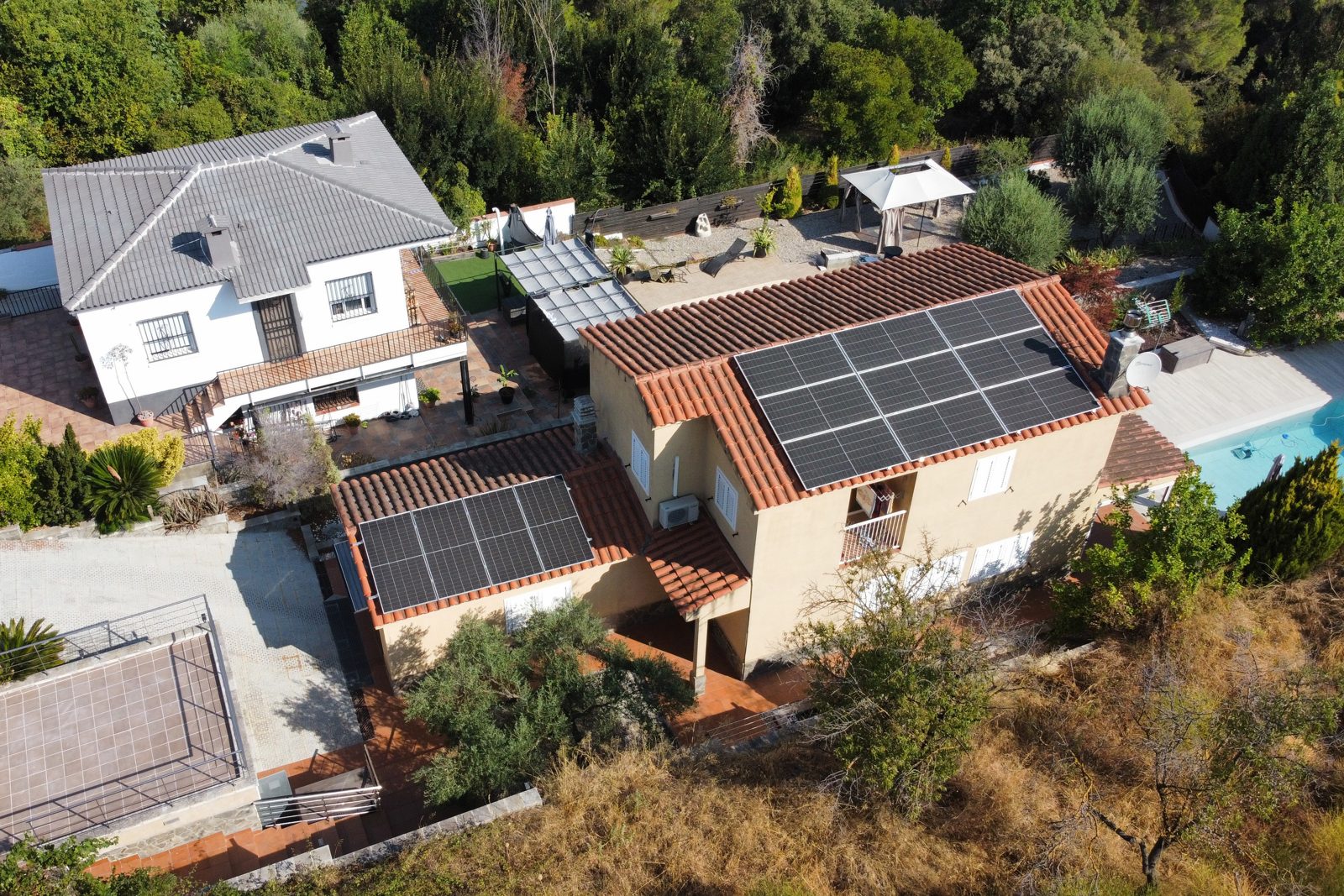 Vista aérea de una casa unifamiliar de Piera con placas solares sobre tejado de teja